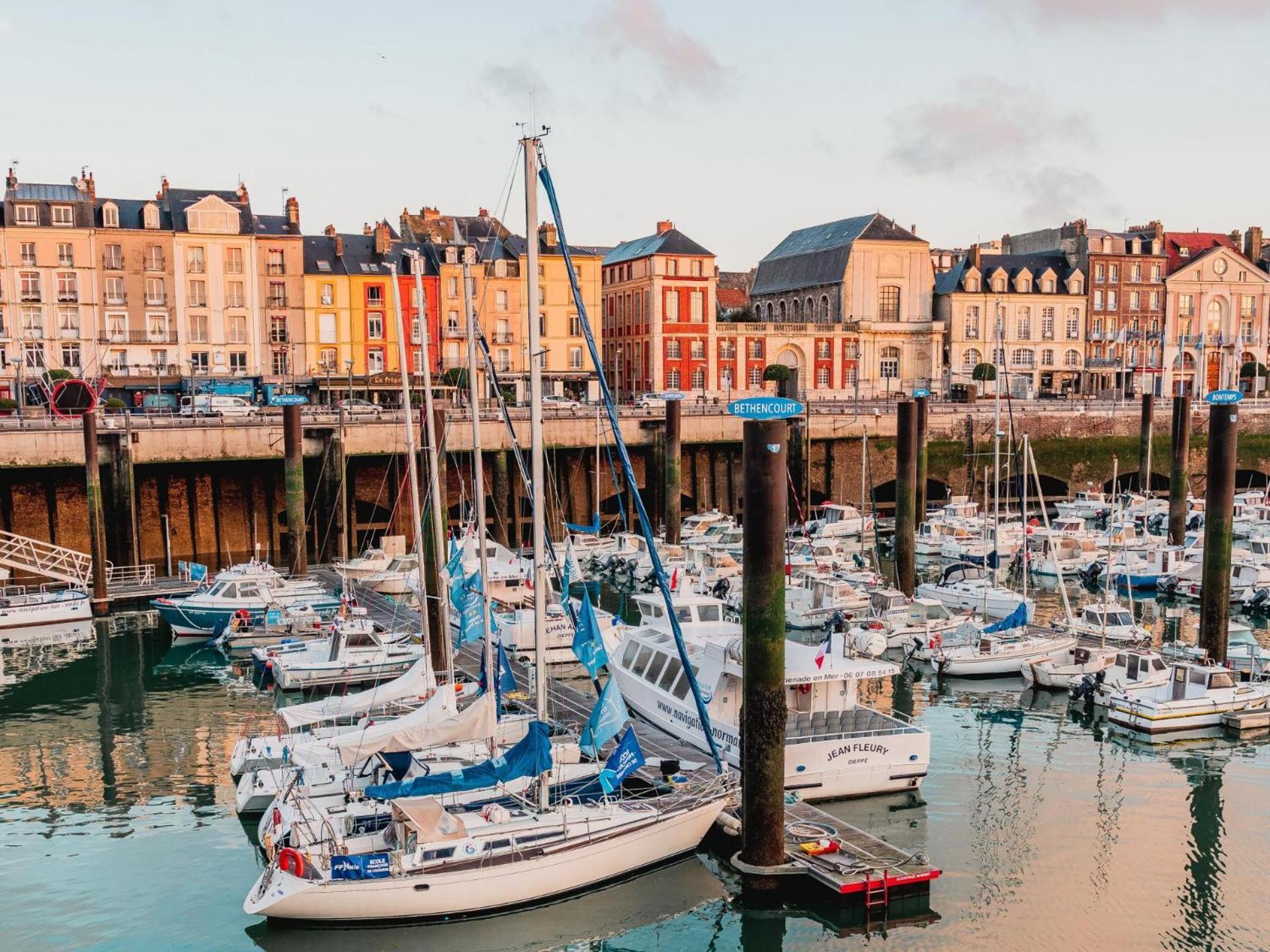 "Hinkley" Centre Ville Place De Parking Prive Dieppe Eksteriør billede